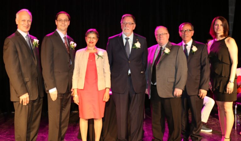 Quatre membres du personnel de Montmorency honorés On retrouve sur la photo, Hervé Pilon, directeur général du Collège, Robin Blanchet, président du conseil d’administration du Collège, Zohra Mimouni, Pierre Desroches, Normand Quesnel, Peter Esposito et Véronique Côté, directrice des ressources humaines et des communications.