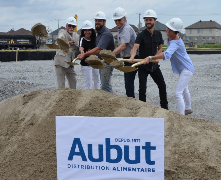 Gilbert Dumas, conseiller municipal de Marc-Aurèle Fortin, pose en compagnie de la famille Aubut, Isabelle, Nicolas, Yves (père), Éric et Julie. Ils ont procédé à la pelletée de terre traditionnelle.
