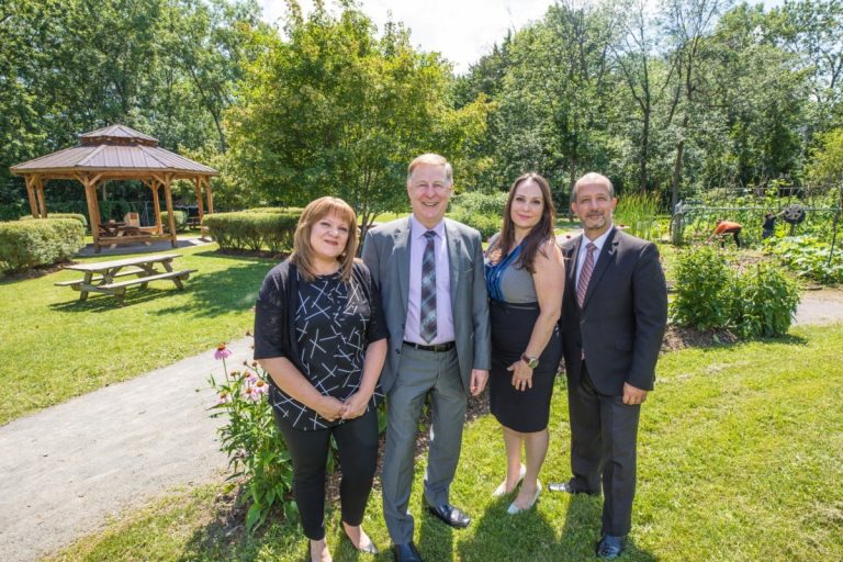 Liisa Shafer, directrice des opérations et des ressources humaines de la Corporation du centre du Sablon, Marc Demers, maire de Laval, Angela Faraoni, directrice générale de la Corporation du centre du Sablon et Vasilios Karidogiannis, conseiller municipal du quartier L’Abord-à-Plouffe.