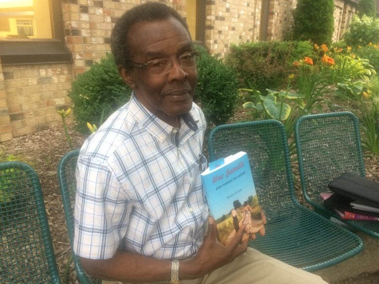 Un père, deux fils, des filles et une famille Sociologue de formation, Rouvio St-Jean trouve de nouvelles idées de romans dès qu'il se met à observer la vie et les gens autour de lui.