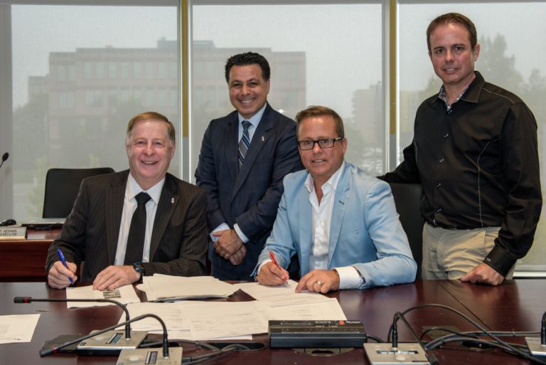 «C’est une entente gagnant-gagnant» – Éric Guimond De gauche à droite, Marc Demers, maire de Laval, David De Cotis, membre du comité exécutif, Éric Guimond et Jean-Pierre Guimond.