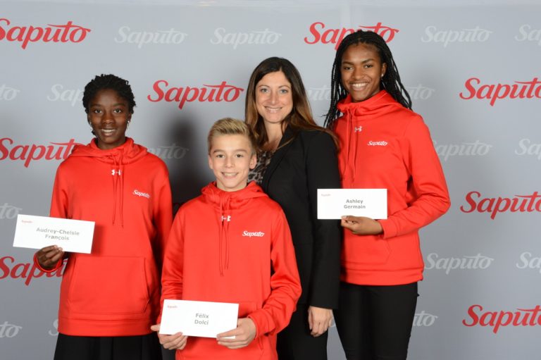 Trois Lavallois boursiers Saputo Audrey-Chelsie François, Félix Dolci et Ashley Germain ont reçu un chèque des mains de Sandy Vassiadis, vice-présidente Communications corporatives chez Saputo.