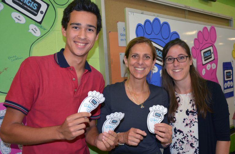 «J’agis contre l’intimidation au Collège Laval» Gabriel Lafond, élève de 5e secondaire, Carole Thabet, agente de service social et intervenante de prévention en toxicomanie et Émilie Delarosbil, psychoéducatrice disent non à l'intimidation.