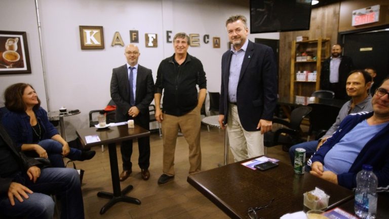 Les échanges sont toujours restés cordiaux entre les citoyens et candidats Ziaad Gantous (Mouvement lavallois), Robert Bordeleau (Action Laval) et Claude Larochelle (Parti Laval).