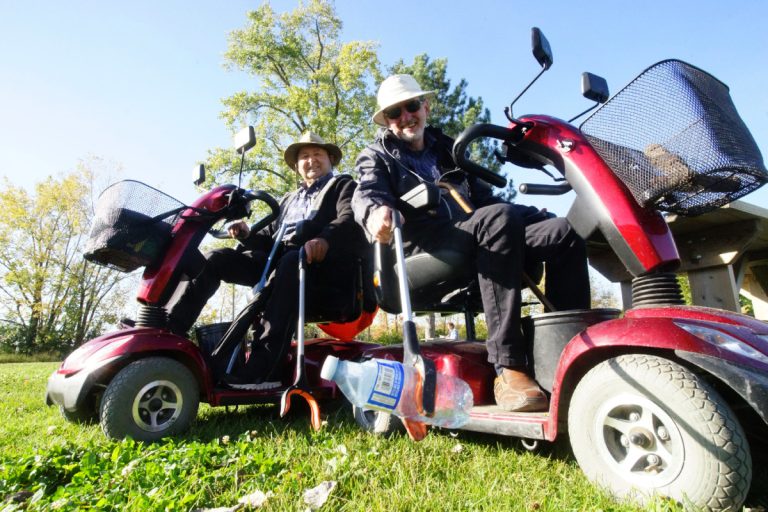 Quand François et Robert nettoient Champfleury François Pelletier et Robert Brunet ont beaucoup de plaisir à ramasser les déchets.