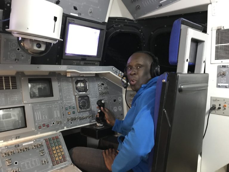 Bruny Surin conférencier à la 4e  soirée-bénéfice Bruny Surin apprécie son association avec le Cosmodôme.