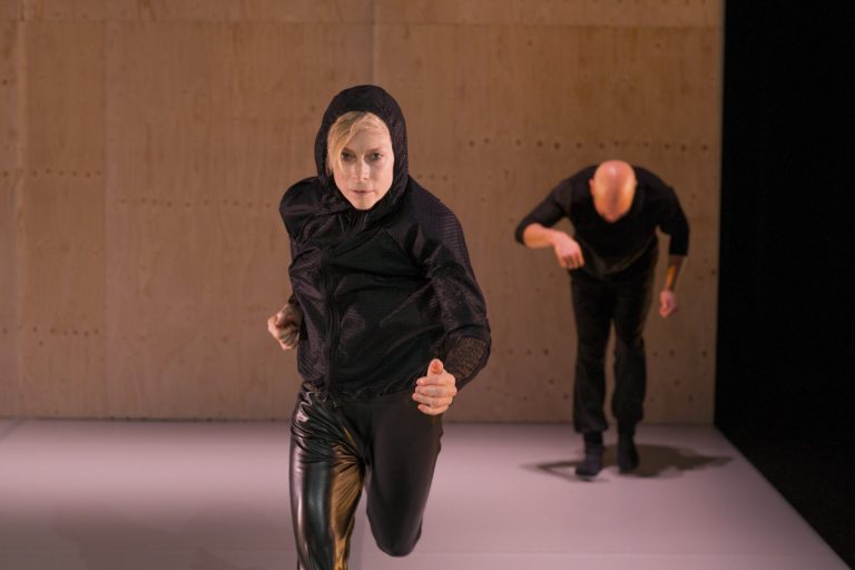 Louise Lecavalier joue beaucoup avec les extensions et équilibres dans sa dernière création.