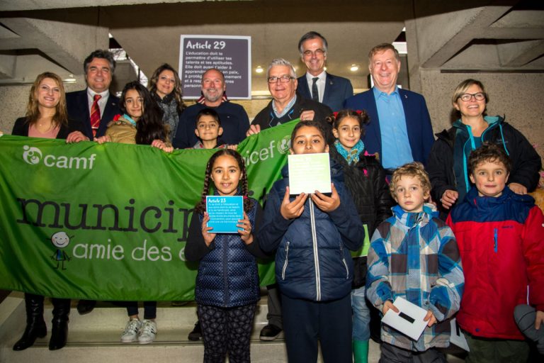 La grande marche de la solidarité pour la Journée nationale de l’enfant s'est terminée dans le hall de l'hôtel de ville, ce dimanche.