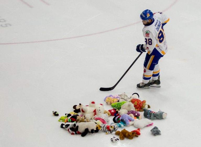 Les Prédateurs font et feront des heureux Olivier Daunais est l'un des joueurs qui amassaient les toutous.