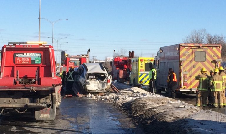 Accident spectaculaire à la sortie d’une voie rapide d’autoroute L'impact violent a exigé l'usage d'outils de désincarcération par le Service de sécurité incendie de Laval.