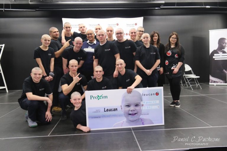 Les 24 participants ont eu le courage de passer sous le rasoir devant leurs familles et amis réunis dans la salle de spectacle du Collège Letendre.