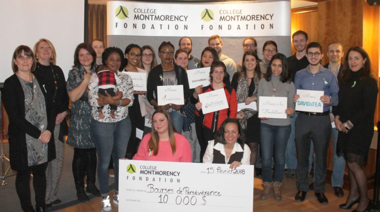 On retrouve sur la photo les lauréats des bourses de persévérance, accompagnés de membres de la direction de la Fondation et du Collège.