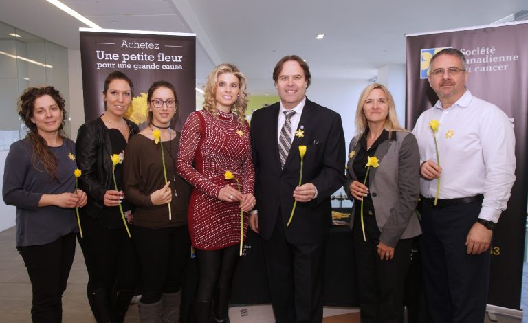 Patricia Labelle, Caroline Marsan, Arianne Courville, toutes trois de la SCC Laval/Lanaudière, Anabela Monteiro, du bureau de comté du député de Vimont, Jean Rousselle, Paul Larocque, maire de Bois-des-Filion et président d'honneur de la campagne 2017, ainsi que Mélanie Rioux, et Yvon Daigneault, du Courrier Laval, invitent les gens à se procurer une jonquille.