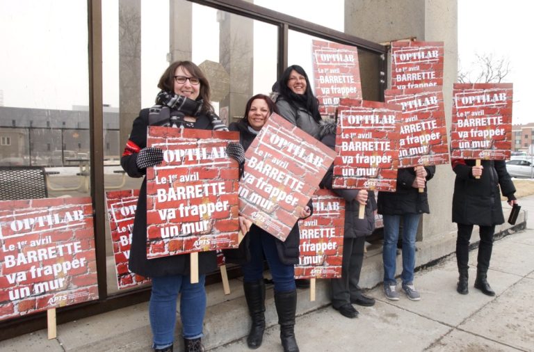 Des technologistes médicaux interpellent le ministre Barrette Quelques technologistes médicaux de l'Hôpital de la Cité-de-la-Santé ont manifesté timidement à l'heure du midi, le 21 mars.