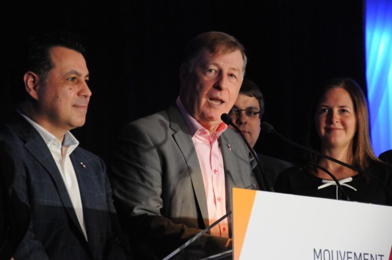 Le maire Demers accusé de faire de la récupération politique Le maire Marc Demers lors de son allocution au rassemblement partisan du Mouvement lavallois, le 19 mars.