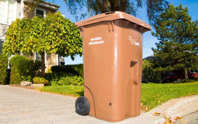 Dès la fin avril, la Ville distribuera ces bacs destinés à la collecte des résidus verts et alimentaires à 27 500 nouveaux foyers.