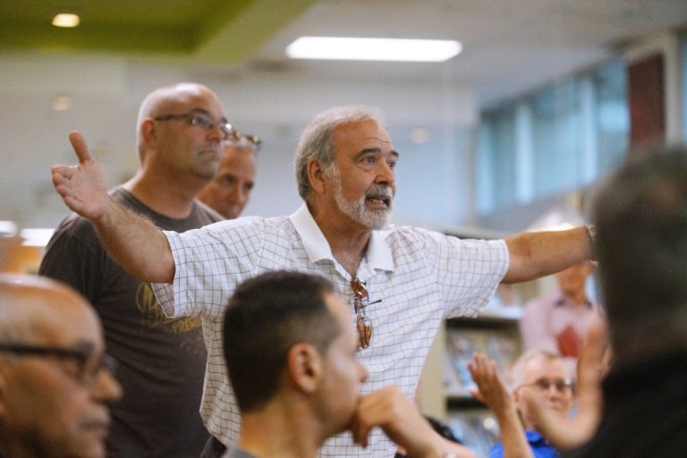 Trois mois pour évaluer les mesures d’apaisement Les gens ayant défilé au micro étaient unanimes: ils ne veulent pas des mesures d'apaisement sous leur forme actuelle dans leurs rues.