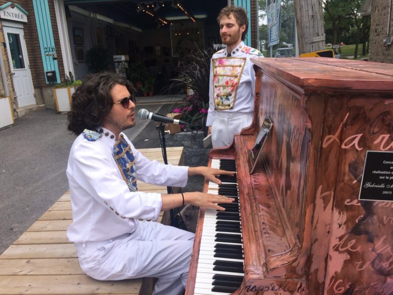 Tournée des pianos publics pour le groupe Aurore Émile Vigneault, aux textes et à la voix, et Philippe Bourque, au piano et à la voix, du groupe Aurore. Absents de la photo: le violoncelliste Louis-Solem Perrot et la chanteuse et violoniste Catherine Mailloux.