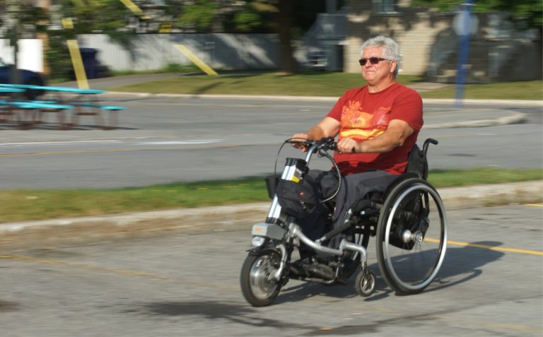 Pour Denis Lefebvre, se créer un réseau fort de relations à travers les différentes activités de l'organisme Moelle épinière et motricité Québec permet de maintenir et augmenter son autonomie.