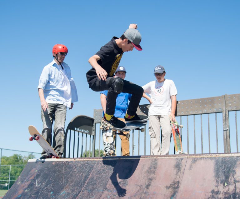 Ce jeune prend des risques en s'adonnant à la planche à roulettes au parc Rosaire-Gauthier.