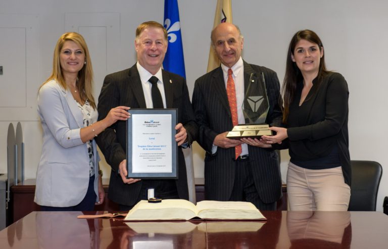 Les Lavallois: les champions de la modération Le maire Demers et les conseillères municipales Aline Dib et Sandra Desmeules reçoivent le trophée des mains du directeur général d'Éduc'alcool, Hubert Sacy.