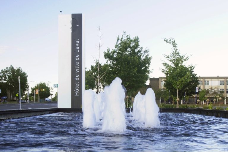 Le bilan des Fêtes du 50e serait finalement rendu public demain La fontaine de la nouvelle place publique en devanture de l'hôtel de ville est un legs du 50e anniversaire de Laval.