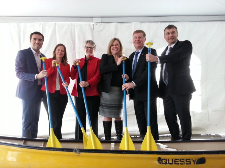 Jean Habel, Virginie Dufour, Chantal Rouleau, Francine Charbonneau, Marc Demers et Jean Lapointe ont tous pris la parole au lancement du chantier du futur pavillon d'accueil sur le site du Parc de la Rivière-des-Mille-îles.
