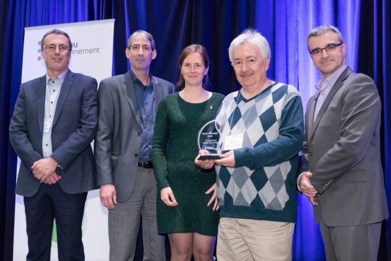 Dans l'ordre habituel, lors de la remise du prix Choix du public au Concours de la meilleure eau municipale du Québec: Clément Bilodeau, directeur général adjoint au Service de l'environnement de la Ville, Denis Allard, surintendant eau potable, Virginie Dufour, membre du comité exécutif, Daniel Legault, superviseur de la station Pont-Viau, et Jean Lacroix, président-directeur général de Réseau Environnement