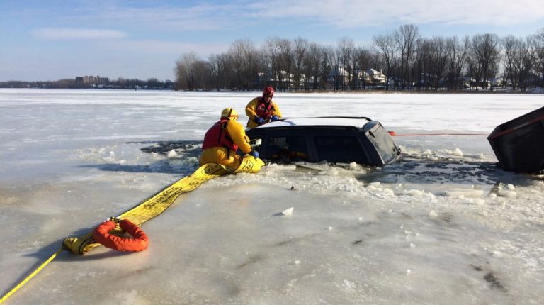 La glace cède sous deux pêcheurs sur la rivière des Mille-Îles Deux citoyens désirant faire de la pêche blanche en ce début d'hiver ont eu une très mauvaise surprise.