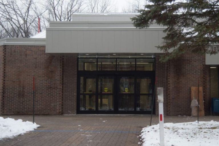 Maux de tête pour les bénévoles du Tournoi novice L'aréna Samson n'était pas disponible comme prévu pour accueillir les jeunes hockeyeurs du Tournoi novice.