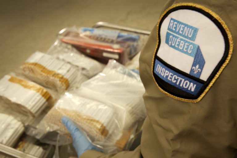 Plus de 60 000 $ d’amende pour contrebande de tabac Le tabac destiné à la vente au détail au Québec doit être identifié de la manière et aux conditions prescrites par règlement. Le non-respect de l’une de ces obligations constitue une infraction et peut entraîner une amende minimale de 6000 $ ainsi qu’une peine d’emprisonnement maximale de deux ans.