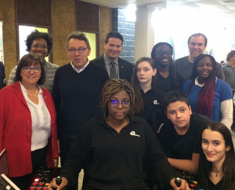 Quelques élèves de l'école Curé-Antoine-Labelle ont essayé les simulateurs. Ils posent en compagnie du ministre Jean D'Amour, de la présidente de la CSDL, Louise Lortie et du député, Jean Rousselle.