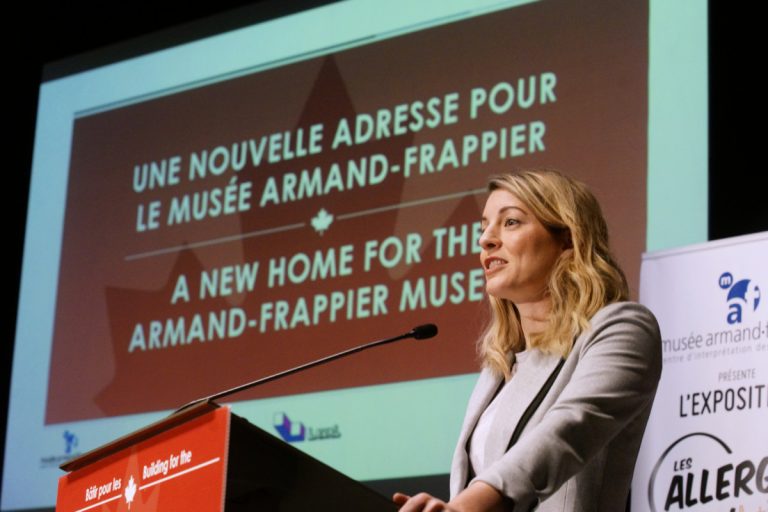 Ottawa allonge 2,7 M$ pour le musée Armand-Frappier La ministre Mélanie Joly était de passage au Cosmodôme, lundi dernier.