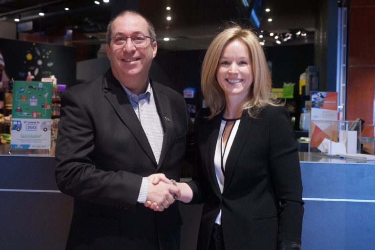 «Ce serait vraiment formidable, mais…» – Guylaine Archambault Directrice générale du Musée/BioCentre Armand-Frappier, Guylaine Archambault apparaît ici en présence de son vis-à-vis du Cosmodôme, Marc De Blois.