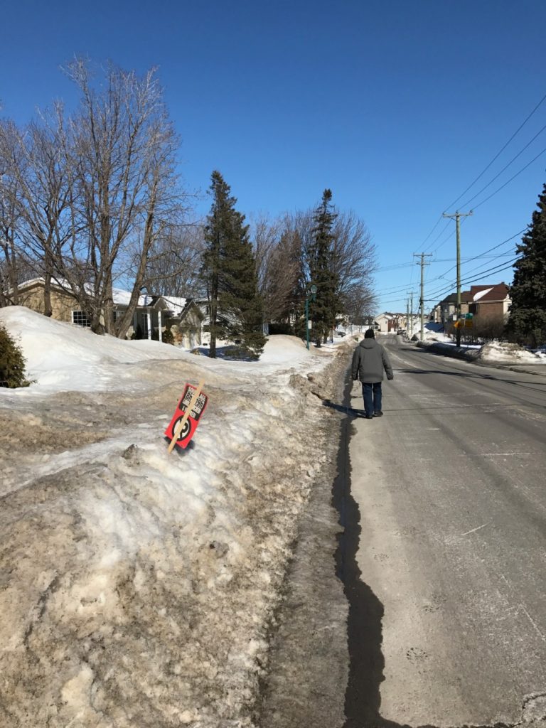 Déneigement de trottoirs: la Ville fait son mea culpa Cette photo a été prise le 20 février au matin sur le chemin de la Petite-Côte à la hauteur du boul. des Rossignols. Le trottoir allait finalement être dégagé le jour même en après-midi.