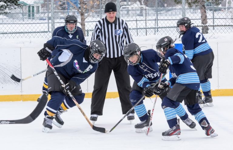 Victoire des jeunes espoirs face aux élus Les élus municipaux avec en tête David De Cotis ont pris part à des parties de hockey amicales.