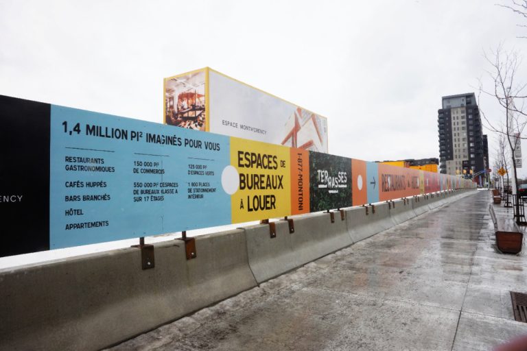 Au cœur du centre-ville, des murets ceinturent le quadrilatère qu'occupera Espace Montmorency entre les rues Lucien Paiement (photo) à l'est, Claude Gagné au sud, Émile-Martineau au nord et le boulevard Le Corbusier à l'ouest.