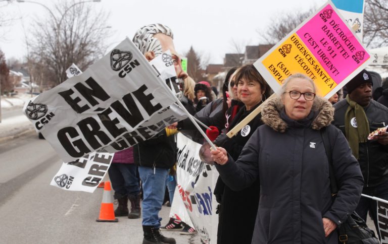 Deuxième sur la photo, la vice-présidente de la Fédération de la santé et des services sociaux (FSSS–CSN), Josée Marcotte, était à Laval pour appuyer les 210 membres du Syndicat des employés d'Urgences-santé lors d'une journée de grève, le 22 février.