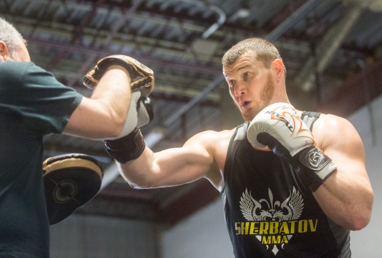 Arslanbek Makhmudov a montré qu'il avait une redoutable force de frappe, notamment à son entraîneur Marc Ramsay.