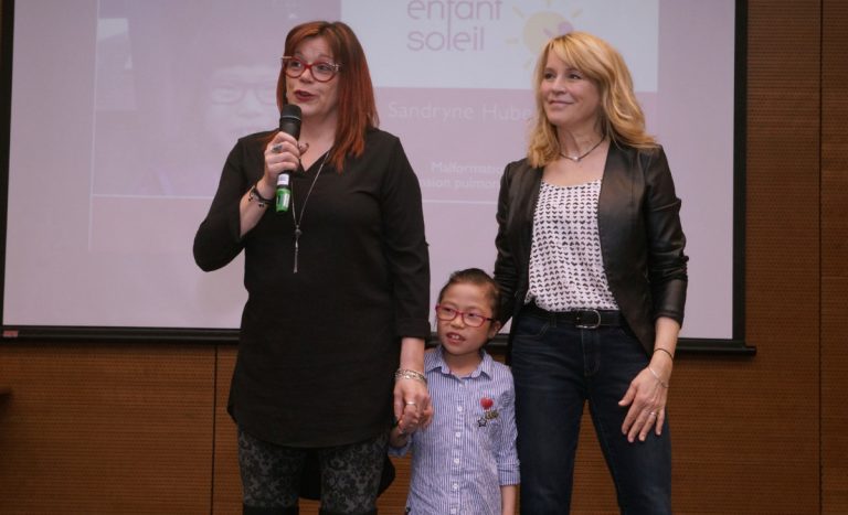 Josée Lavigueur, porte-parole et animatrice, avec l'Enfant Soleil de Laval, Sandryne Huberdeau, et sa mère Nathalie Desrochers qui remercie notamment les partenaires pour leurs précieuses donations.