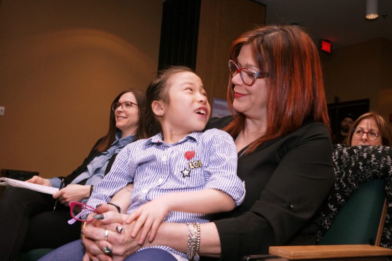 À sept ans, Sandryne a déjà vaincu la mort quatre fois Opérée à cœur ouvert à peine née, Sandryne Huberdeau est maintenant souriante dans les bras de sa maman Nathalie Desrochers, ici, pendant l'arrêt lavallois de la tournée d'Opération Enfant Soleil.