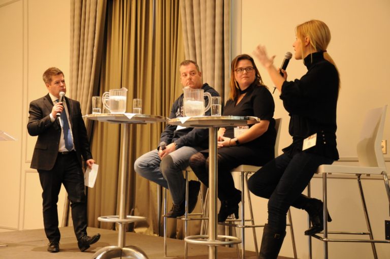 Témoignant de leur expérience, les détaillants Benoit Richard (Animalerie Woouf), Sonia Sanscartier (Allez Housses et MassageBoutik.com) et Laëtitia Langolf (Aliments cibles) ont vivement recommandé le programme Virage numérique aux participants réunis au 1er Forum innovation commerce à Laval, le mois dernier. On les reconnaît ici en présence de l'animateur Manuel Hurtubise.