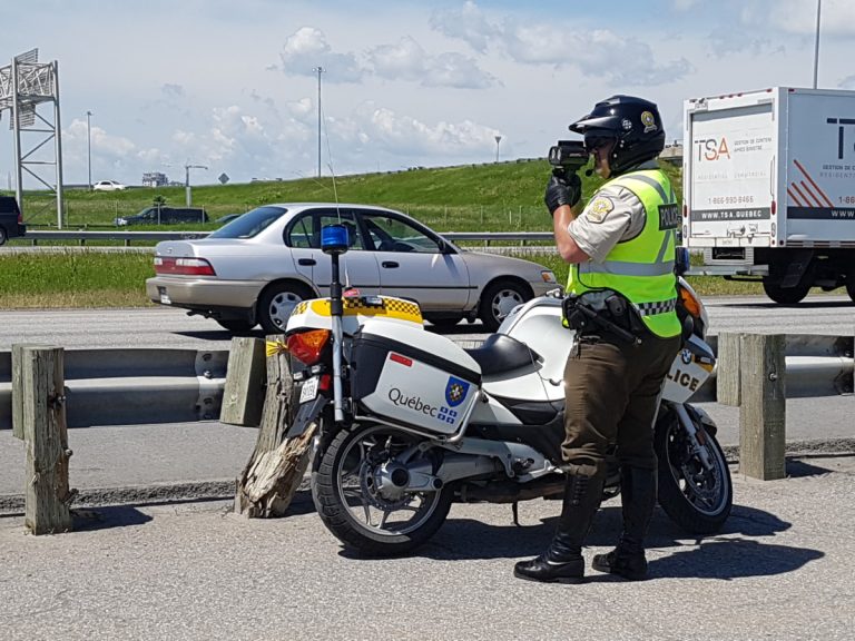 Surveillance accrue de la SQ durant les longs congés Si la vitesse demeure la principale cause d'infraction, des conducteurs ont aussi été interceptés parce qu'ils parlaient au cellulaire ou ne portaient pas leur ceinture de sécurité.