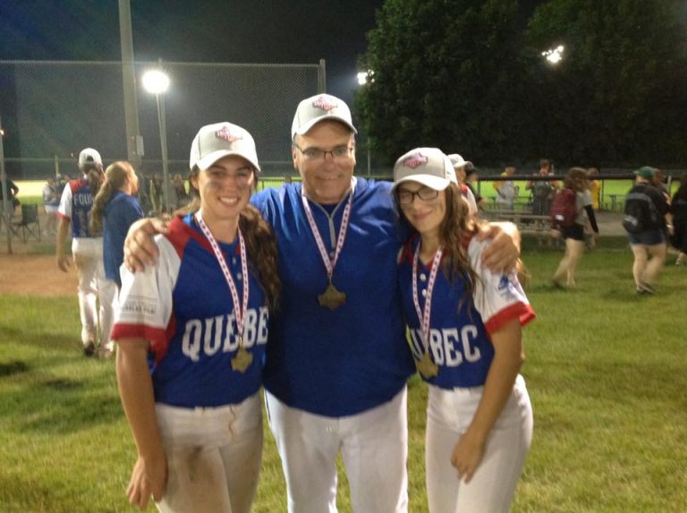 Médaille d'or au cou, Daniel Brodeur est entourée des deux joueuses lavalloises Lory-Anne Carrière et Noémie Bernard.