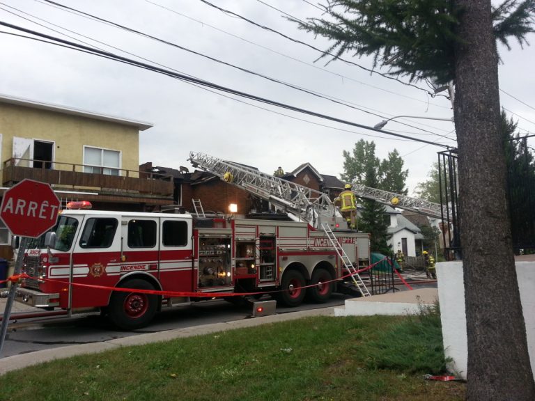 Le feu ravage un vieux bâtiment résidentiel Les pompiers ne peuvent pas passer par l'arrière du bâtiment puisqu'il est adossé quasi directement à la rivière des Prairies.