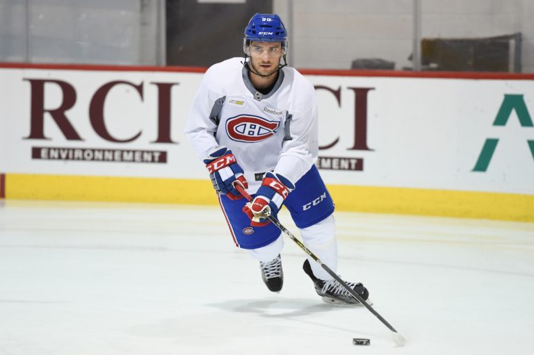 Giovanni Fiore surprend au camp des Canadiens de Montréal Giovanni Fiore porte le bleu, blanc et rouge.