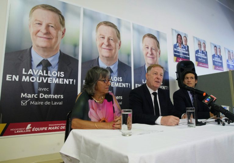 Le maire Demers était entouré de Christiane Yoakim et Stéphane Boyer lors de la rencontre de presse portant sur le bilan du ML.