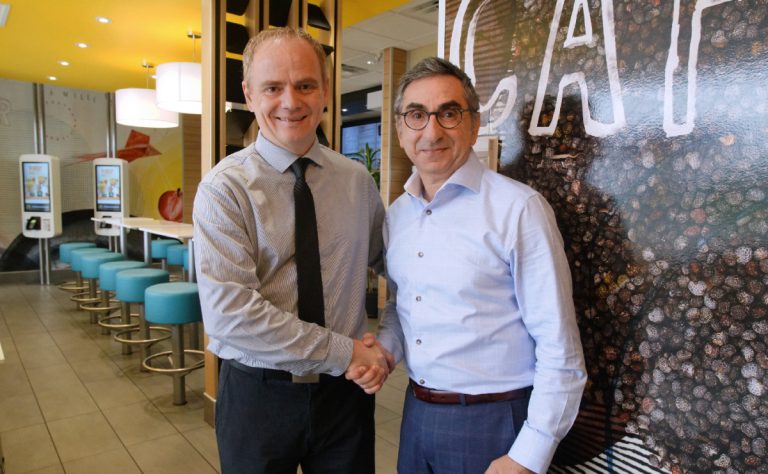 La situation familiale d'Éric Chamberland (à gauche), le bras droit d'Albert et Nicola Lévy, a convaincu le couple à se dédier à la cause de l'autisme, par le biais de ses neuf restaurants McDonald's.