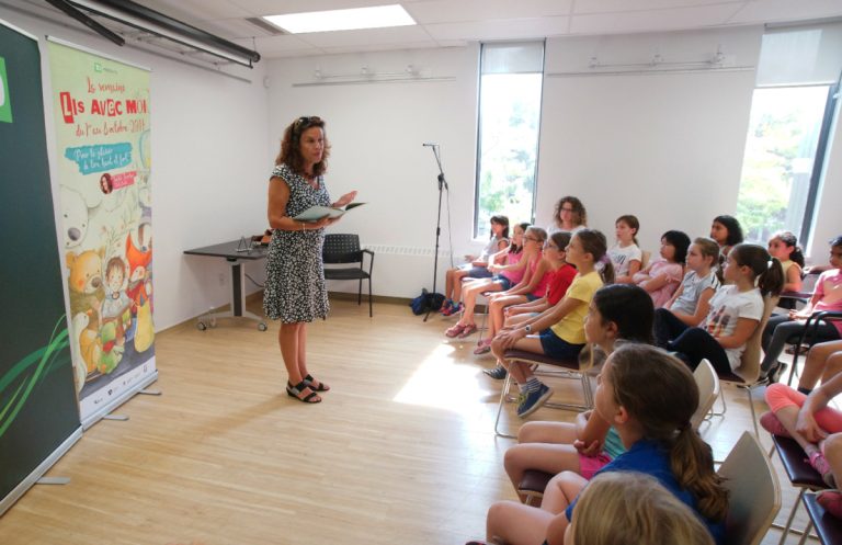 Le plaisir de la lecture à voix haute Sophie Faucher a suscité l'intérêt et la curiosité d'élèves de l'école Marcel-Vaillancourt avec la lecture de son livre jeunesse, Frida avec moi.