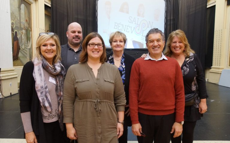 Les organisateurs du premier Salon du bénévolat de Laval, dans l'ordre habituel: Corine Favier, Jean Gagnon, Caroline Malette, Kathleen Gagnon, Michel Lecompte et Diane Tremblay.